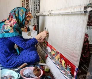 دردنامه ترکمن صحرا، دستانی که برای &laquo;تاج&zwnj;گزل&raquo; خاطره می&zwnj;بافند، اما برای دلالان پول