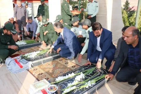 عطرافشانی وگلباران قبورمطهرشهدای تفرش