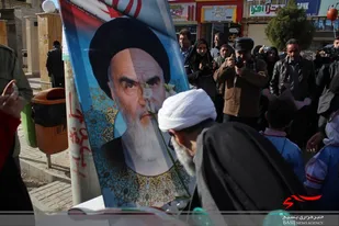نواختن گلبانگ انقلاب و گلباران تمثال حضرت امام خميني(ره) در گلپايگان به روایت تصویر