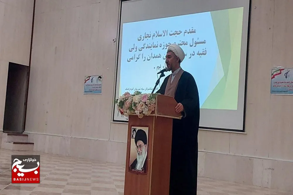 انقلاب اسلامی در مقابل استکبار جهانی ایستاده است