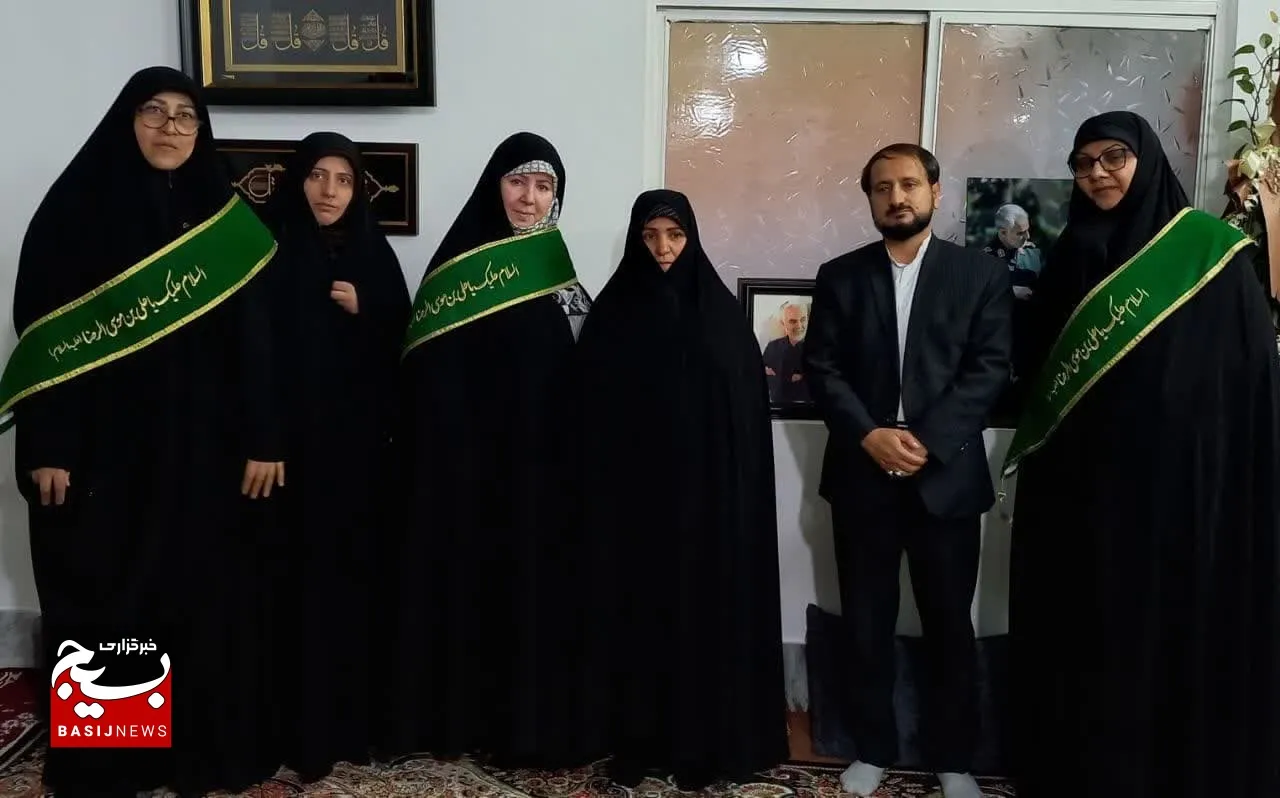 جمعی از خادمان آستان رضوی از مادر شهید زاهدلویی تجلیل کردند