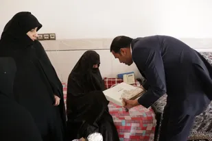 دیدار با خانواده شهید فرهنگی در مهریز