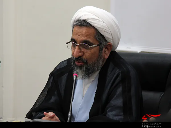 استعمارگران درصدد جا انداختن فرهنگ خود ضعیف بینی در ایران هستند