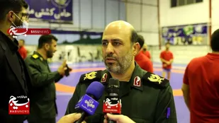 کشتی گیران نیروهای مسلح برای به اهتزاز درآوردن پرچم مقدس جمهوری اسلامی ایران تلاش می کنند