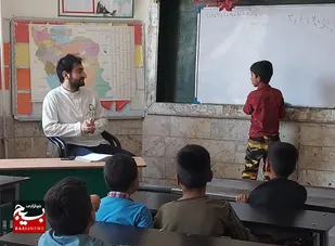 ۱۰۰ معلم جهادی تعطیلات تابستان به دانش آموزان نیازمند در تایباد آموزش دادند