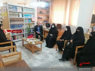 تجلیل از کتابدار شهر قنوات توسط بسیجیان حوزه سکینه خاتون