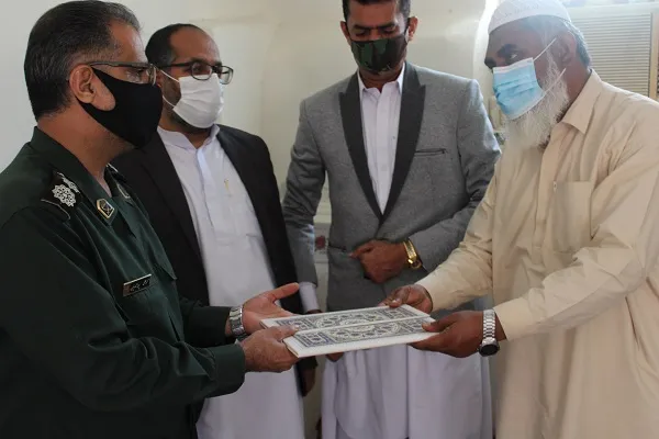 تجلیل از خانواده شهید اهل سنت در چابهار