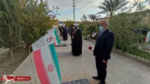 غبارروبی و عطر افشانی قبور مطهر شهدای شهرستان راور به مناسبت هفته بسیج