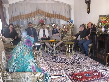 دیدار هنرمندان بسیجی با خانواده شهدای بروجن