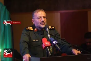 دشمن دغل و خبیث همچون مار زخم خورده بر خود می&zwnj;پیچد و باید به شدت مراقب بود دست از پا خطا نکند