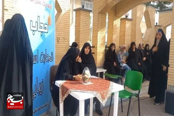 ارائه مشاوره و پاسخگویی در راستای ترویج عفاف و حجاب در غرفه «یک حس خوب»