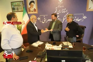 اهدای حکم نایب رئیس مجمع نخبگان بسیجی استان قم به مهدی متقیان معاون هماهنگی امور عمرانی استان&nbsp;