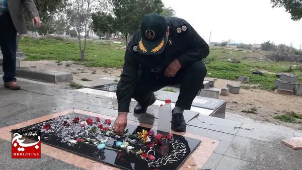 غبار روبی از گلزار شهید ماندنی اکبرپا از شهدای انقلاب در بخش دلوار