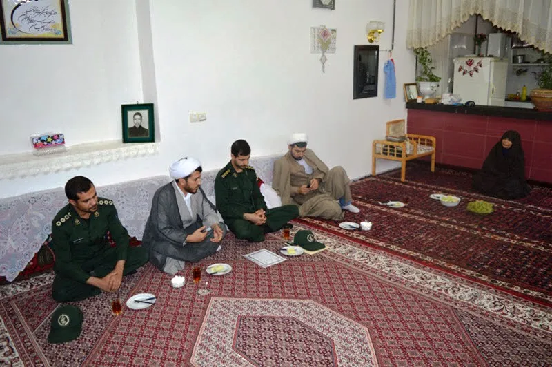 دیدار جمعی از بسیجیان قهاوند با مادر شهید «محمد بهرامی»