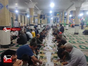 برپایی سی شب افطاری  ساده در مسجد صاحب الزمان(عج) هشتگرد