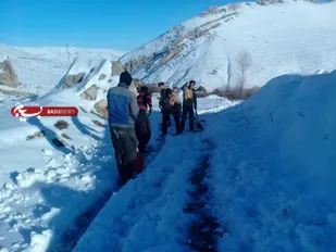 طرح جهادی برف روبی راه روستایی توسط جوانان بسیجی شهرستان ماهنشان+تصاویر