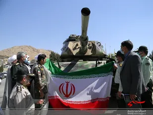 رونمایی از ماکت تانک به منا سبت گرامیداشت هفته دفاع مقدس در هرسین