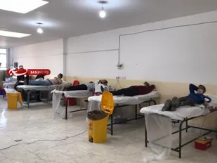 زرندیها در صف اهدا خون امروز
