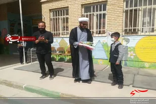 تجلیل امام محله آل یاسین (ع) سرخه از دانش آموز فعال بسیجی