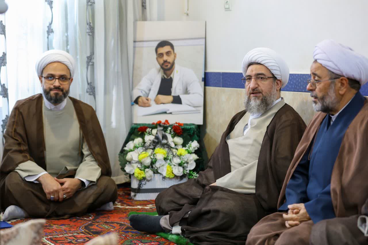 نماینده ولی فقیه در آذربایجان شرقی با خانواده «شهید علی یگانه» در ملکان دیدار کرد