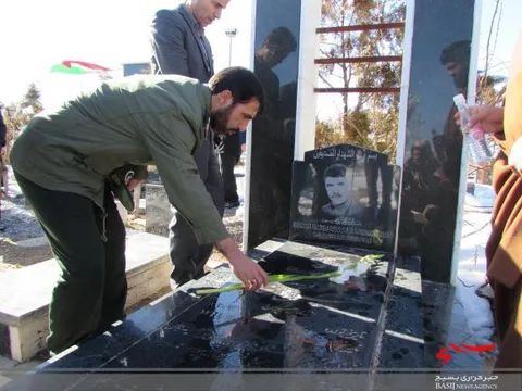 عطر افشانی و گلباران قبور شهدای گمنام و شهدای شهر هندودر