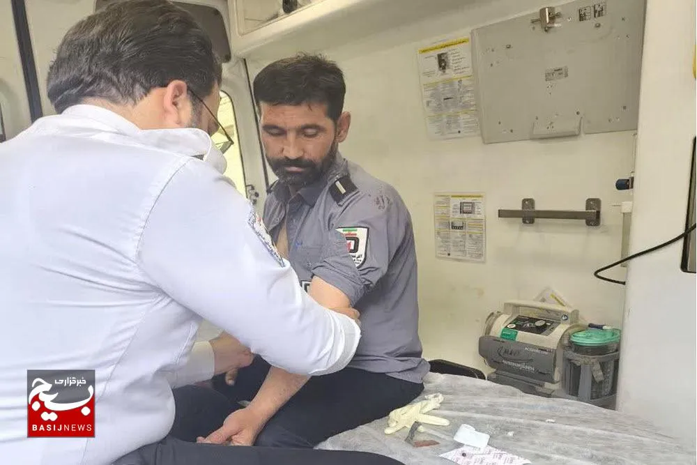 عملیات نجات جان یک شهروند و مجروحیت آتش‌نشان ملایری