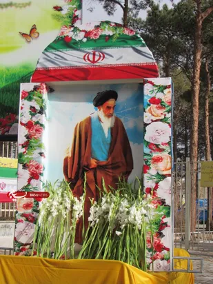 مراسم گلباران تمثال حضرت امام خمینی (ره) در نایین به روایت تصویر