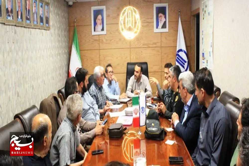 اصناف و بازاریان با هوشیاری در مقابل توطئه‌های دشمنان ایستادگی کنند