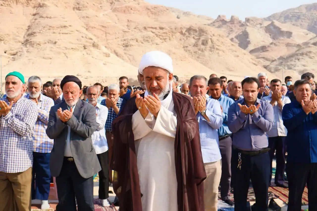 رامهرمز در انتظار رحمت الهی؛ نماز باران با حضور گسترده مردم اقامه شد