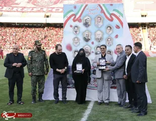 تجلیل از خانواده شهدای ترور مجلس قبل از دیدار پرسپولیس و صنعت نفت