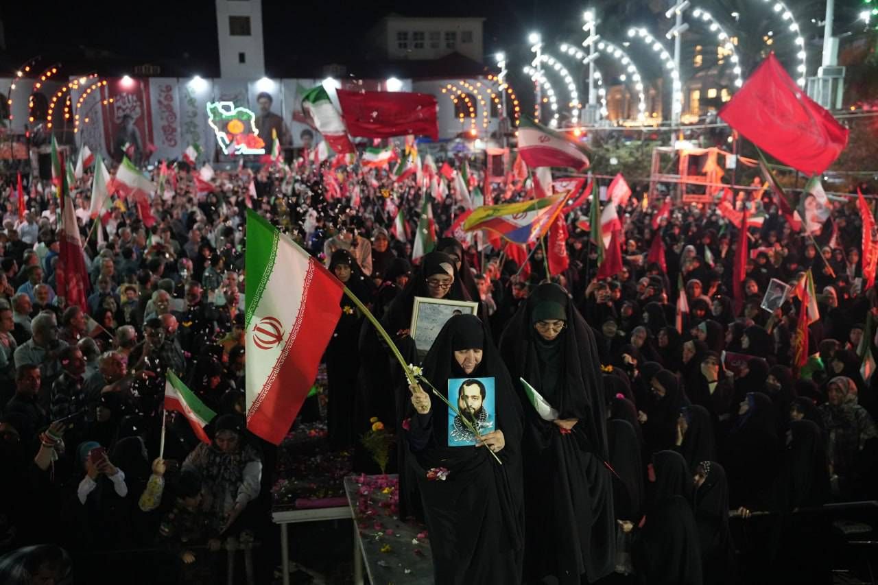 امنیتِ این سرزمین، وامدار دستانیست که فرزندانشان را به راهِ ایران سپردند/ قامتِ فرماندهی که به نمایندگی از مردم ایران، پیشِ مادران شهدا خم شد امنیتِ این سرزمین، وامدار دستانیست که فرزندانشان را به راهِ ایران سپردند/ قامتِ فرماندهی که به نمایندگی از مردم ایران، پیشِ مادران شهدا خم شد