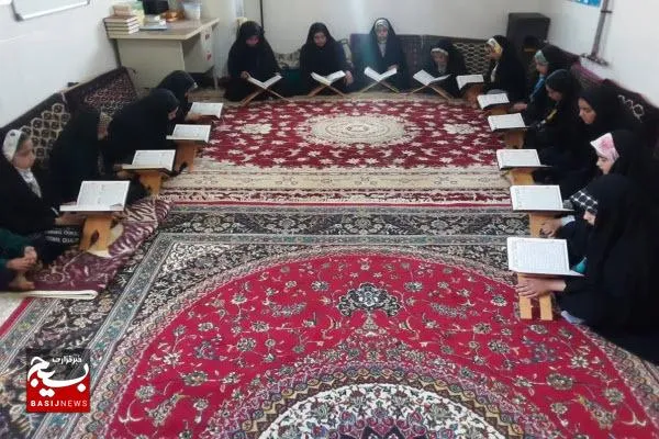 تلاش بانوی روستای تجرک فامنین برای افزایش سواد قرآنی اهالی روستا