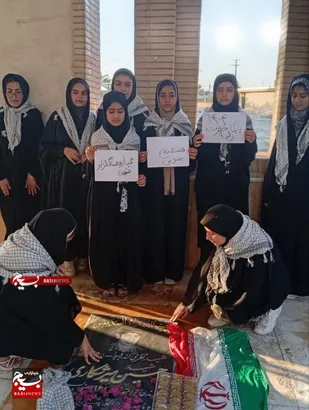 عطرافشانی قبور مطهر شهدا در روستای گلنگون تنگستان؛ تجلی وفاداری به آرمان&zwnj;های دفاع مقدس