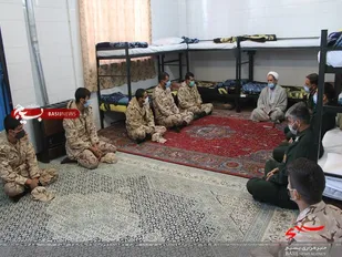 نشست صمیمی سربازان با مسئول نمایندگی ولی فقیه و فرمانده ناحیه تیران و کرون