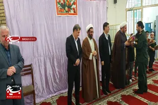 اهدای گل و تقدیر از نیروهای نظامی و انتظامی نهاوند به پاس قدردانی از عملیات وعده صادق