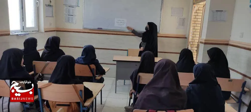 برگزاری نشست ترویج عفاف و حجاب ویژه دانش‌آموزان به مناسبت هفته دفاع مقدس در پایگاه راضیه 