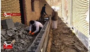 بالا رفتن دیوار خانه نیازمند با همت جهادی در آبادان