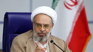 شهرداری ساماندهی دستفروشان و وانت بارهای سطح شهر زنجان را دستور کار خود قرار دهد