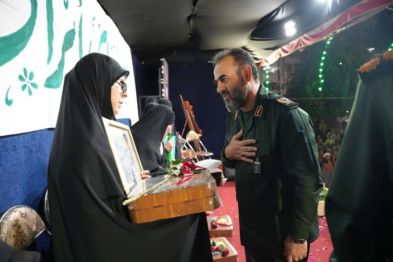 امنیتِ این سرزمین، وامدار دستانیست که فرزندانشان را به راهِ ایران سپردند/ قامتِ فرماندهی که به نمایندگی از مردم ایران، پیشِ مادران شهدا خم شد امنیتِ این سرزمین، وامدار دستانیست که فرزندانشان را به راهِ ایران سپردند/ قامتِ فرماندهی که به نمایندگی از مردم ایران، پیشِ مادران شهدا خم شد