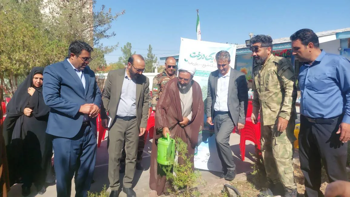 همزمان با نخستین روز بازگشایی مدارس، پویش نهال‌ کاری «حتی یک درخت» با هدف ترویج فرهنگ درختکاری و حفظ و نگهداری از درختان، در بردسکن برگزار شد.