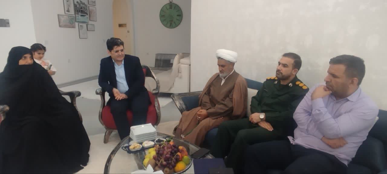 دیدار و تجلیل مسئول دفتر نمایندگی ولی فقیه در سپاه فتح از خانواده شهدا در یاسوج دیدار و تجلیل مسئول دفتر نمایندگی ولی فقیه در سپاه فتح از خانواده شهدا در یاسوج