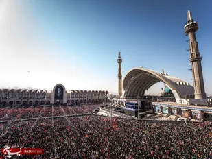 نماز عشق بر پیکر رهبر شهید اقامه شد