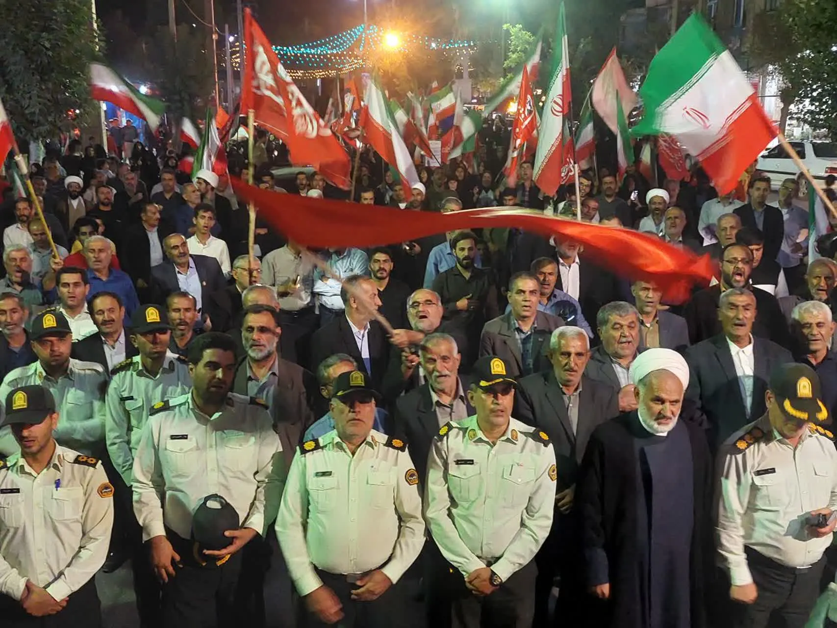 
 پرچمداری میدان با حضور سبز پوشان انتظامی لردگان
