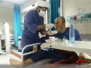 کمک طلاب بسیجی ساوجی به کادر درمان و بیماران در بخش کرونا