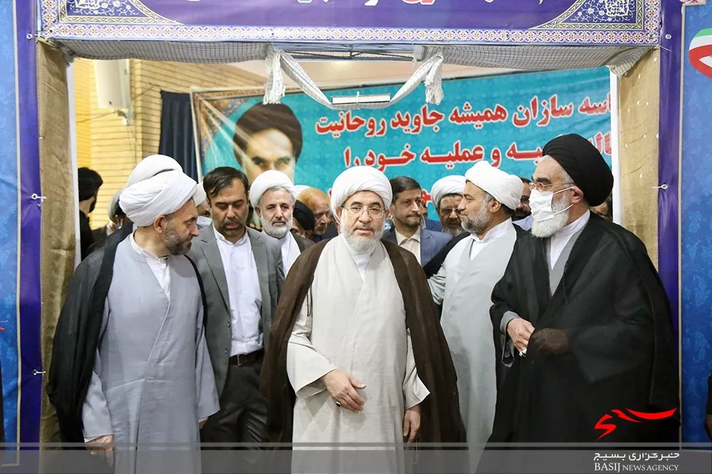 نمایشگاه ردای سرخ در قم آغاز به‌کار کرد