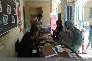 اهدا قرآن کریم به زائران پاکستان در مرز میر جاوه