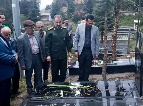 عطرافشانی گلزار شهدای روستای طویدره کلاردشت باحضور  مسئول سازمان بسیج ادارات و کارمندان کشور