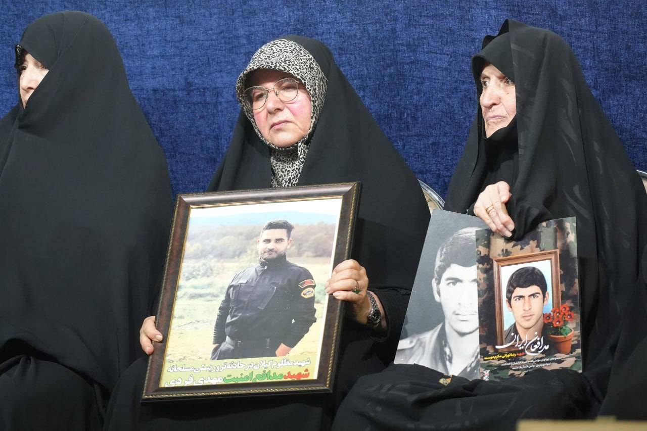امنیتِ این سرزمین، وامدار دستانیست که فرزندانشان را به راهِ ایران سپردند/ قامتِ فرماندهی که به نمایندگی از مردم ایران، پیشِ مادران شهدا خم شد امنیتِ این سرزمین، وامدار دستانیست که فرزندانشان را به راهِ ایران سپردند/ قامتِ فرماندهی که به نمایندگی از مردم ایران، پیشِ مادران شهدا خم شد