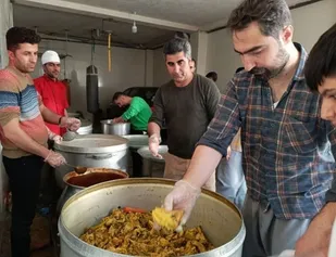 توزیع هزار پرس غذای گرم در بین نیازمندان دهگلان+ عکس