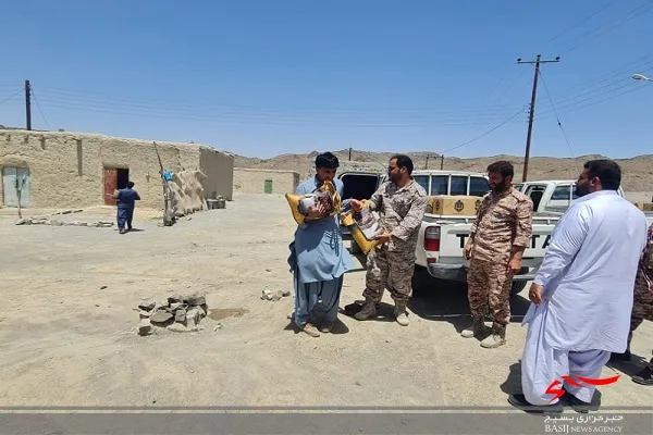۴۸ بسته معیشتی در بین نیازمندان بخش مرزی بم پشت توزیع شد
